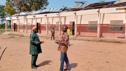 BEMBÉRÉKÉ/FACE AUX DÉGÂTS OCCASIONNÉS PAR LA PLUIE À L&rsquo;EPP KASSAROU : Le Ca Pascal Orou Nikki apporte son soutien financier aux sinistrés . D&rsquo;autres bonnes volontés appelées à faire pareille