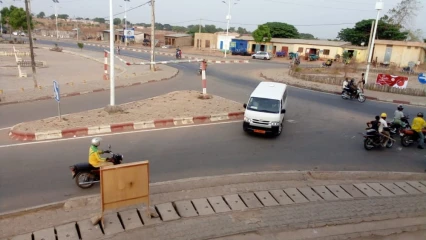ALERTE : Le limitateur de hauteur du carrefour Daabaaru affaissé  . Gros risque d&rsquo;accident, la mairie doit agir