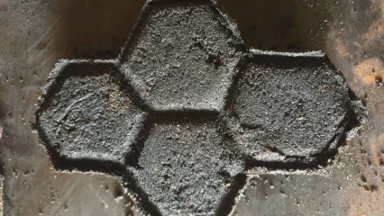 RECYCLAGE DES DÉCHETS PLASTIQUES EN PAVÉS ET BRIQUES ÉCOLOGIQUES AU BÉNIN : Le génie d&rsquo;Abdou Osséni qui résout plusieurs équations