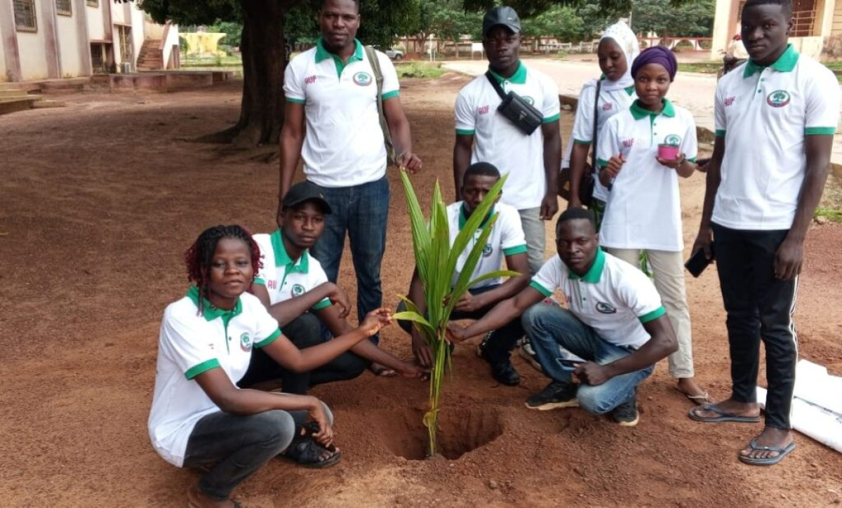 POUR UN CAMPUS PLUS VERT   Des étudiants de l&rsquo;Up mettent en terre des plants autochtones