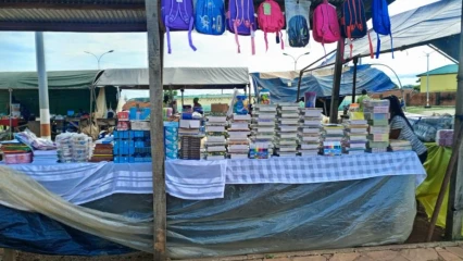 VENTE DE FOURNITURES SCOLAIRES POUR LA RENTRÉE À PARAKOU : Les stands attendent toujours parents et apprenants