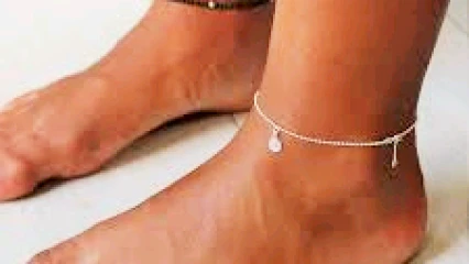 PORT DE CHAÎNES À LA CHEVILLE PAR DES FEMMES : Accessoire de mode ou message codé ?