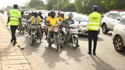 MORT D&rsquo;UN MOTOCYCLISTE VOULANT ÉCHAPPER AU CONTRÔLE POLICIER : La population s&rsquo;en prend aux forces de l&rsquo;ordre à Sèmè-Kpodji et bloque la circulation