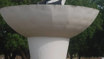ETAT DE DEGRADATION AVANCEE DE LA STATUE DE BIO GUERRA A PARAKOU ET ANNONCE DE CONSTRUCTION D&rsquo;UNE AUTRE A COTONOU :  Des parakois contre l&rsquo;idée . Ils souhaitent avant tout, la réhabilitation de la statue de Parakou