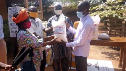 POUR FAIRE FACE AUX CONSÉQUENCES DU CORONAVIRUS : Le Psoe fait don de kits alimentaires aux personnes vulnérables