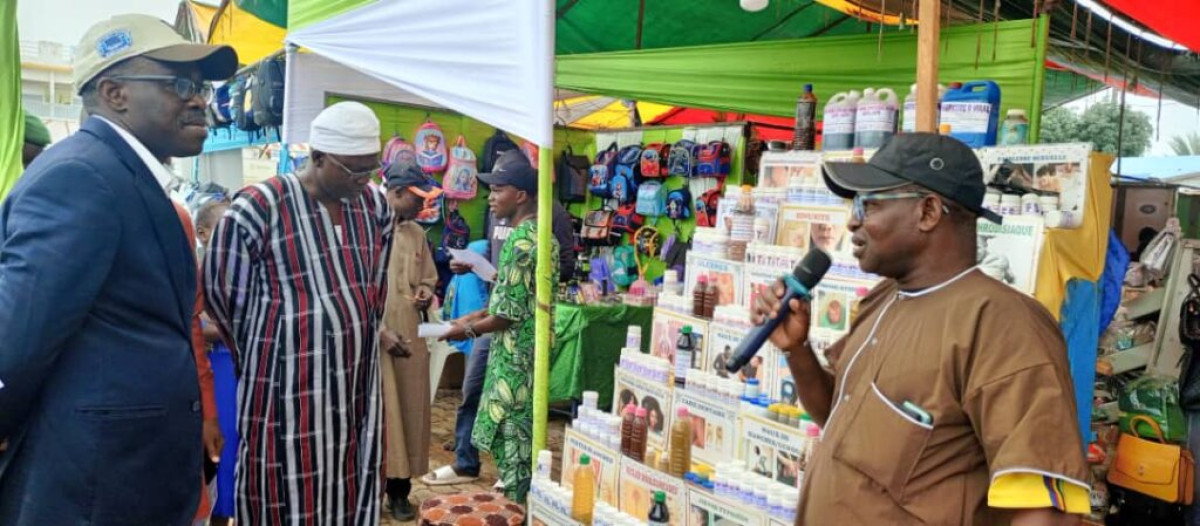 FOIRE DE L&rsquo;INDÉPENDANCE AVEC LE SECTEUR PRIVÉ La Cci Bénin valorise le savoir-faire local à Parakou . Arouna Salifou Kamilou promeut les produits locaux