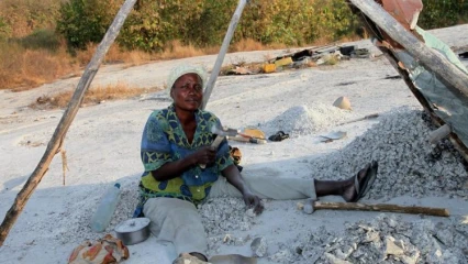 CONCASSAGE DE GRANITE : Risquer les yeux et les doigts pour la pitance