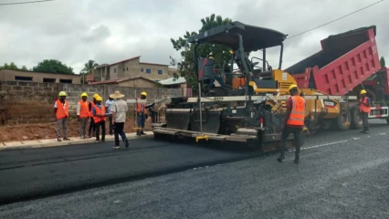 AMENAGEMENT ET REHABILITATION DES RUES DANS LES GRANDES VILLES DU BENIN : L&rsquo;asphaltage devient une réalité à Parakou