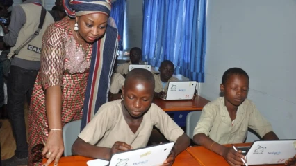 AMÉLIORATION DE L&rsquo;EDUCATION À NIKKI : Aurélie Adam Soulé dote l&rsquo;Epp Gori Maro d’une salle numérique