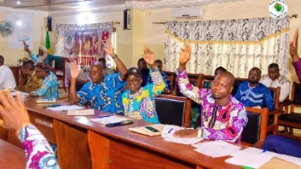 Pour une gestion transparente et efficace à Adjarra: le conseil communal adopte un organigramme administratif 