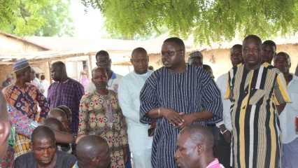 APRÈS L&rsquo;ATTAQUE ARMÉE DE YINYINROU À BANIKOARA : Le maire Sarako Tamou compatit et sensibilise les sinistrés