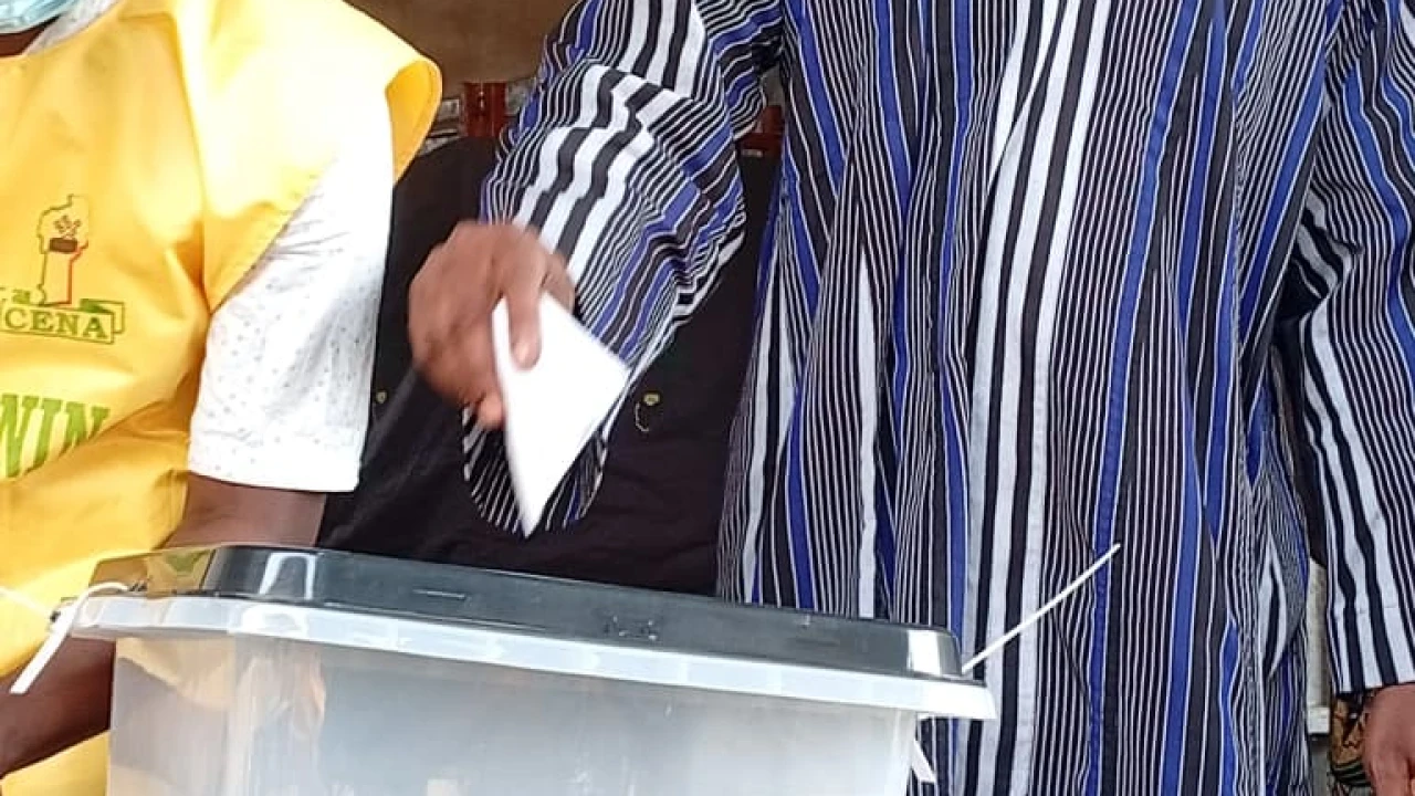 Après avoir accompli son devoir civique à l'école maternelle Ladjifarani de Parakou: Samou Seïdou Adambi appelle la population à voter dans la sérénité