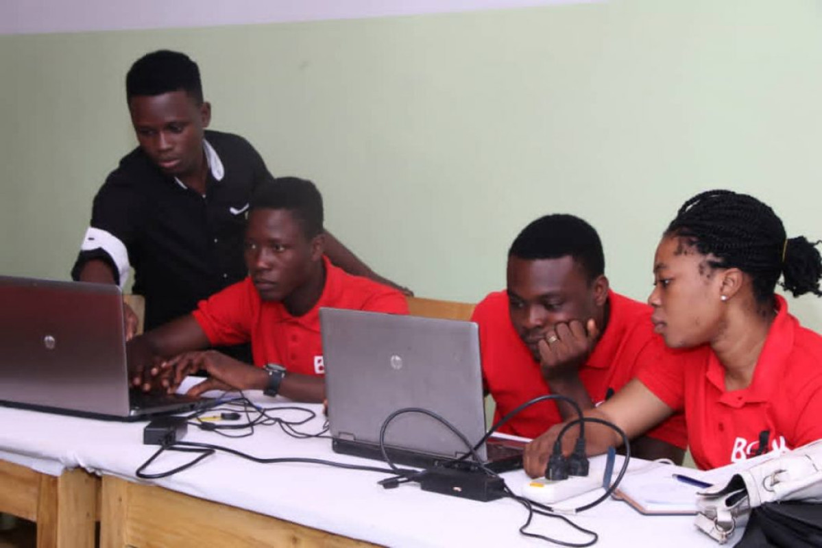 CENTRE DE FORMATION AUX METIERS DE L&rsquo;AUDIOVISUEL ET DU NUMÉRIQUE (CFOMAN-DAABAARU) : Après l&rsquo;anglais, les étudiants reçoivent des cours de droit du travail