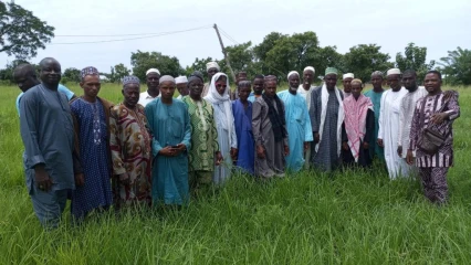 INSTALLATION DES PARCELLES FOURRAGÈRES A NIKKI : Gered Ong travaille au côté des acteurs