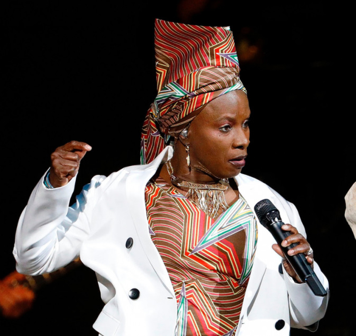 CHRONIQUE DES US ET COUTUMES : Les secrets de la célébrité d’Angélique Kidjo