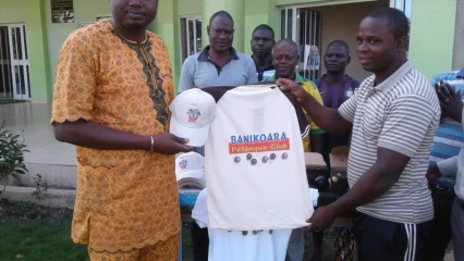 SPORT À BANIKOARA : Bio Sarako Tamou dote l&rsquo;équipe de pétanque de la commune d&rsquo;équipements