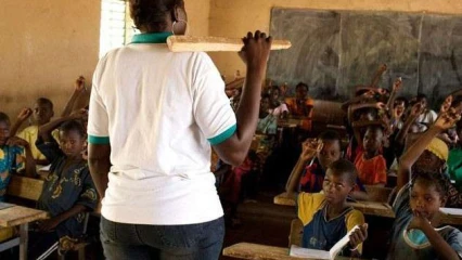 INTERDITION DU CHATIMENT CORPOREL EN MILIEU SCOLAIRE AU BÉNIN : Regards croisés d&rsquo;enseignants, d&rsquo;élèves et d&rsquo;un psychologue . Les méthodes pour contraindre les élèves à obtempérer