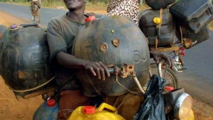 BÉNIN : 15 bidons de gasoil se transforment mystérieusement en eau à Savè