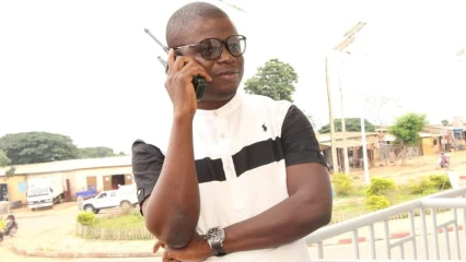 ALLÔ DANGUI  : _ Dangui, toi aussi, comment tu peux me laisser t&rsquo;appeler comme ça sans décrocher, je t&rsquo;ai fait quoi?  _ BOK, je ne suis pas là pour répondre à tes appels uniquement non?