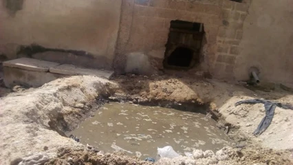 POLLUTION DE L&rsquo;ENVIRONNEMENT A PARAKOU : Un propriétaire verse des excréments dans un fossé à Madina