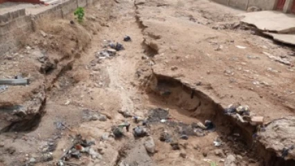 MAUVAISE EXÉCUTION DES TRAVAUX D&rsquo;ASPHALTAGE AU QUARTIER ZONGO DE PARAKOU : Le rêve de Talon brisé . À peine une pluie et les maisons inaccessibles . Quid de la mission de contrôle ?