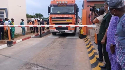 INTERDICTION DE BILLETS DE PLUS DE 2000 FCFA AUX POSTES DE PÉAGE ET PESAGE AU BÉNIN : Quand l&rsquo;incongruité veut devenir la règle sous la rupture  .Et si le Dg Akindès corrigeait plutôt l&rsquo;injustice sur les prix des postes de péage ?