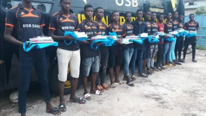 RENTREE SCOLAIRE 2021-2022 A PARAKOU : L&rsquo;Us Baboni offre des kits scolaires à ses joueurs apprenants