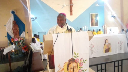 JUBILÉ D&rsquo;ETAIN A L&rsquo;EGLISE CATHOLIQUE SAINTE THÉRÈSE DE L&rsquo;ENFANT JÉSUS DE PARAKOU : Monseigneur Pascal N&rsquo;Koué appelle à l&rsquo;union des familles