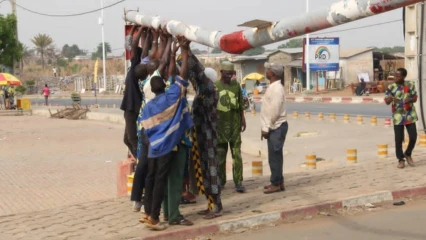 APRÈS NOTRE ALERTE DE L&rsquo;AFFAISSEMENT DU LIMITATEUR DE HAUTEUR DU CARREFOUR DAABAARU : Le dispositif retiré