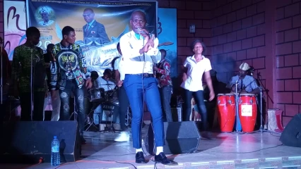 AMBIANCE TOUR DE BAR POUR LA PAIX AU BÉNIN : L&rsquo;artiste Aziz Touré chante pour une élection apaisée