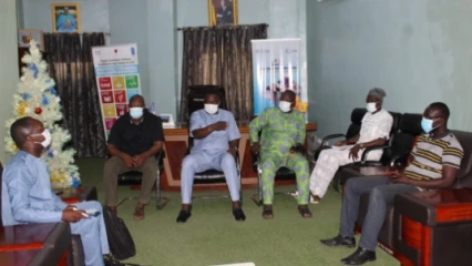 BANIKOARA/AMELIORATION DES CONDITIONS DES POPULATIONS LES PLUS VULNERABLES : Le maire Sarako Tamou reçoit l’Ong Handicap International