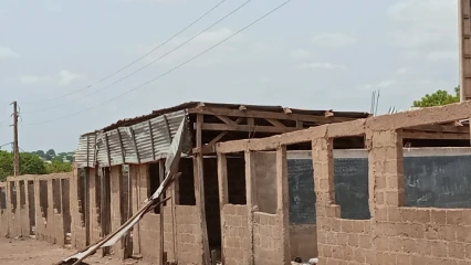 CONSEQUENCES DE LA DERNIERE PLUIE A PARAKOU : Un module de 8 classes décoiffé au Ceg Titirou . L’appel pressant du directeur Armand Kora aux bonnes volontés
