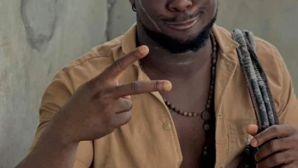 BÉNIN : L&rsquo;humoriste « Oyono » révolté contre un homosexuel qui lui déclare sa flamme