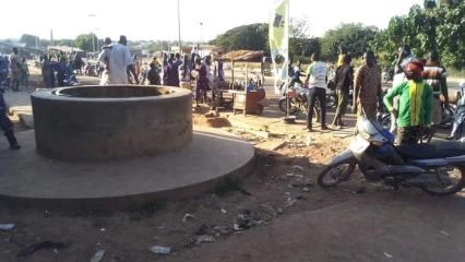 DÉCOUVERTE MACABRE À NIKKI : Le corps en putréfaction d&rsquo;un homme repêché dans un puits