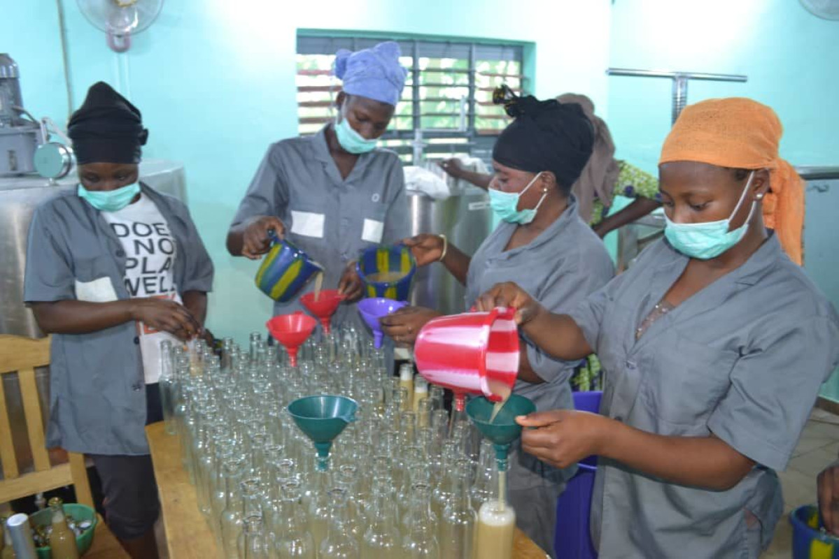 PRODUCTION DES JUS DE FRUITS À LA FERME KDK : Des stagiaires de la Fondation Claudine Talon outillées