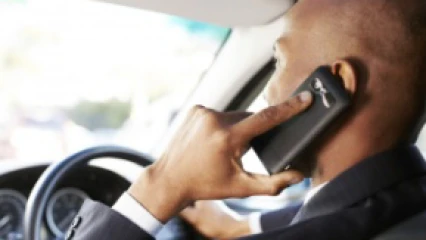 UTILISATION DU TÉLÉPHONE PORTABLE EN CIRCULATION : Un acte d’incivisme qui expose les usagers de la route   . Les propositions de Eric Hodonougbo, spécialiste de la sécurité routière