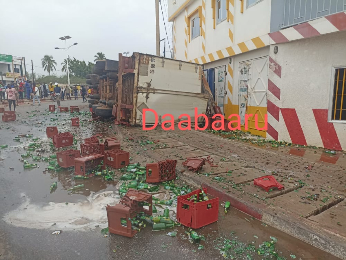 CARREFOUR DAABAARU : Un camion transportant des boissons Sobébra rate le virage et vide son contenu