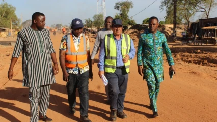 CONSTRUCTION DE LA ROUTE BANIKOARA-KÉRÉMOU-FRONTIÈRE BURKINA-FASO : Le maire Bio Sarako Tamou constate l&rsquo;évolution des travaux