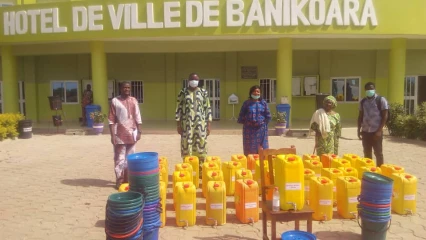 APPUI DE HELVETAS BÉNIN DANS LA LUTTE CONTRE LA PROPAGATION DU COVID-19 A BANIKOARA : Sarako Tamou réceptionne des dispositifs de lavage des mains