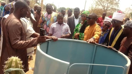 LUTTE CONTRE LE STATIONNEMENT ANARCHIQUE DES CAMIONS GROS PORTEURS À NIKKI : La mairie reçoit des panneaux de signalisation du conseil syndical des chargeurs