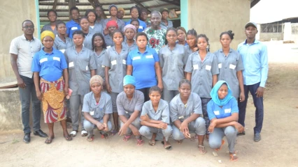 ENTREPRENEURIAT AGRICOLE DES FILLES DÉSCOLARISÉES À LA FERME KDK : Une délégation de la Fondation Claudine Talon en contact avec les stagiaires