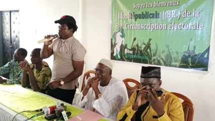 PARAKOU : Sous l&rsquo;arc-en-ciel, le Br arrache des branches du baobab