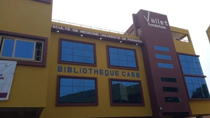 UNIVERSITÉ DE PARAKOU : La Fondation Vallet inaugure une nouvelle bibliothèque Caeb-Faculté de Médecine