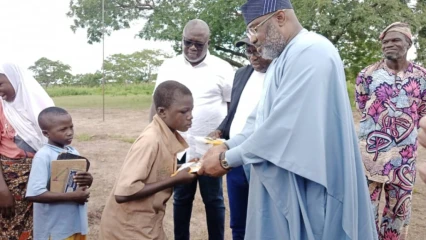 RENTRÉE SCOLAIRE 2024-2025 À DJOUGOU :  Richard Boni Ouorou grave son nom dans l&rsquo;esprit des acteurs éducatifs  . Un module de salles de classe et des tables-bancs offerts 