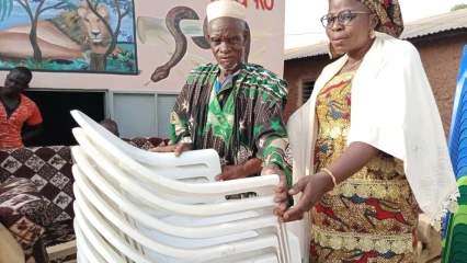 TCHAOUROU : L&rsquo;He Bagoudou fait don de salon et de chaises au roi de Barérou
