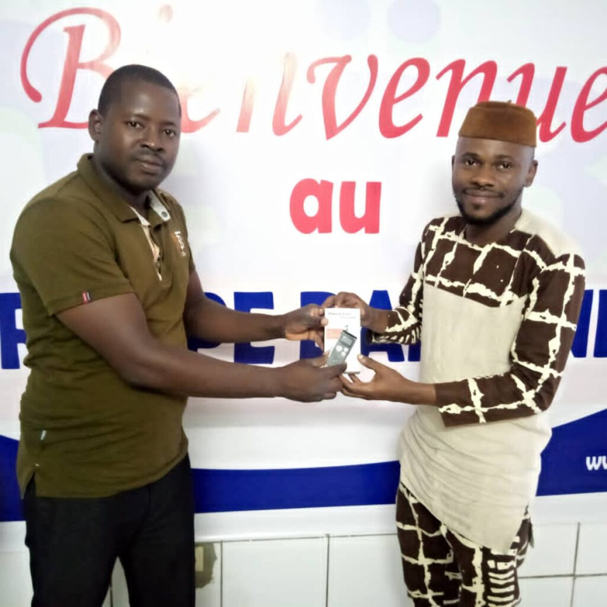 ACTION DE GENEROSITE AU JOURNAL “DAIBI INFO” :  Docteur El Hadj Mohamed Awali Akintola fait don d&rsquo;un enregistreur