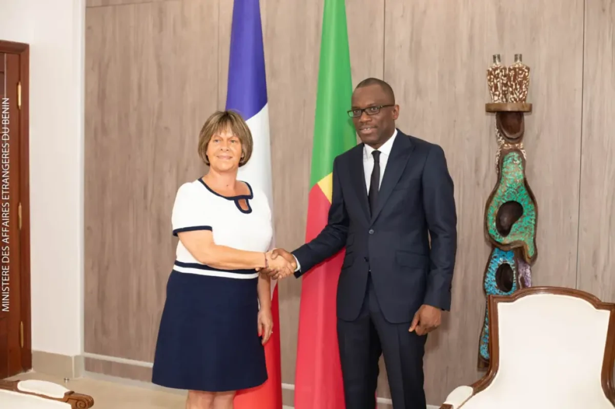 NOMMÉE AMBASSADRICE DE LA FRANCE AU BÉNIN  : Nadège Chouat présente ses copies figurées au ministre Olushegun