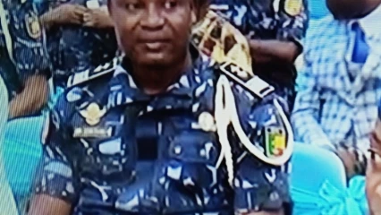 NOMMÉ CHEVALIER DE L&rsquo;ORDRE NATIONAL DU BÉNIN :  Le commissaire Léopold Egblékadja reçoit son insigne 