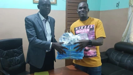 SOUTIEN AU GROUPE DE PRESSE DAABAARU À L’OCCASION DE SON CINQUIÈME ANNIVERSAIRE : Le Ca3 Chabi Mama Ibrahim offre un jeu de maillots et deux ballons 