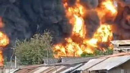 INCENDIE DANS UN DÉPÔT D&rsquo;ESSENCE DE CONTREBANDE À SÈMÈ-KRAKÉ : Le gouvernement s&rsquo;explique ce jour . 34 décès, des blessés et dégâts matériels avaient été enregistrés